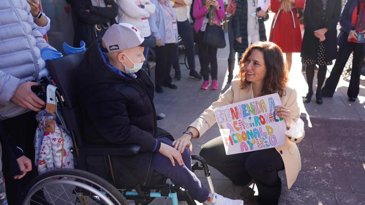 Díaz Ayuso visita la Casa Ronald McDonald que aloja a familiares de pacientes de toda España que reciben tratamientos en hospitales madrileños