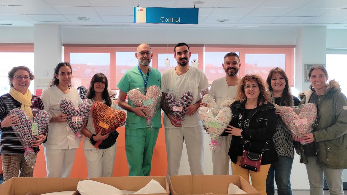 El Hospital Universitario de Fuenlabrada recibe almohadas solidarias para pacientes con cáncer de mama