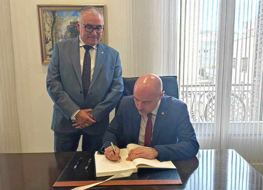 El delegat del Govern espanyol mostra la seva voluntat de treballar per l’erradició del barraquisme a la llera del Besòs