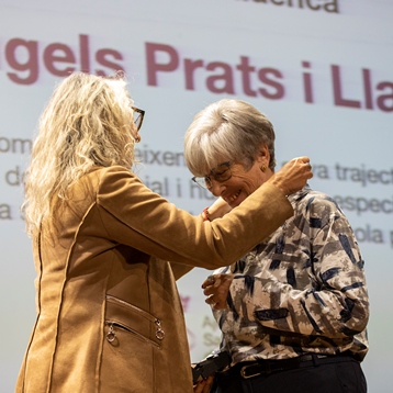 La santfeliuenca Àngels Prats rep la Medalla de la Ciutat
