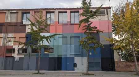 L’artista Berni Puig pinta a l’exterior de Roca Umbert un mural amb els colors de l’antiga fàbrica tèxtil granollerina