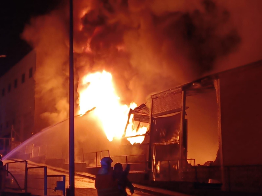Un incendi a una empresa de Can Cuiàs activa la prealerta del Pla de protecció civil de Catalunya