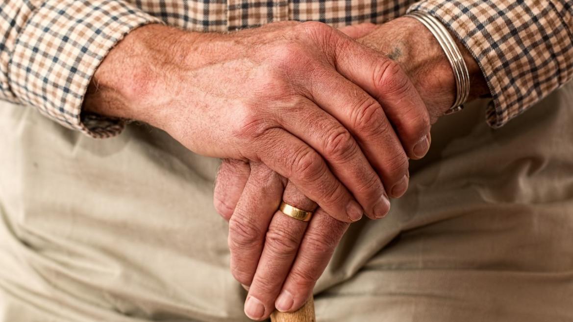 La Comunidad de Madrid renueva el programa Cuídame para mantener el arraigo de las personas mayores de la Sierra Norte