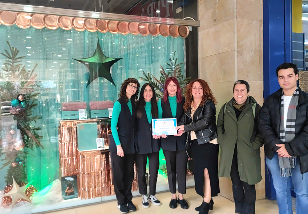La perruqueria Mayk Hair Salon guanya el premi local i el tercer de la Cambra del concurs L’Aparador de Nadal