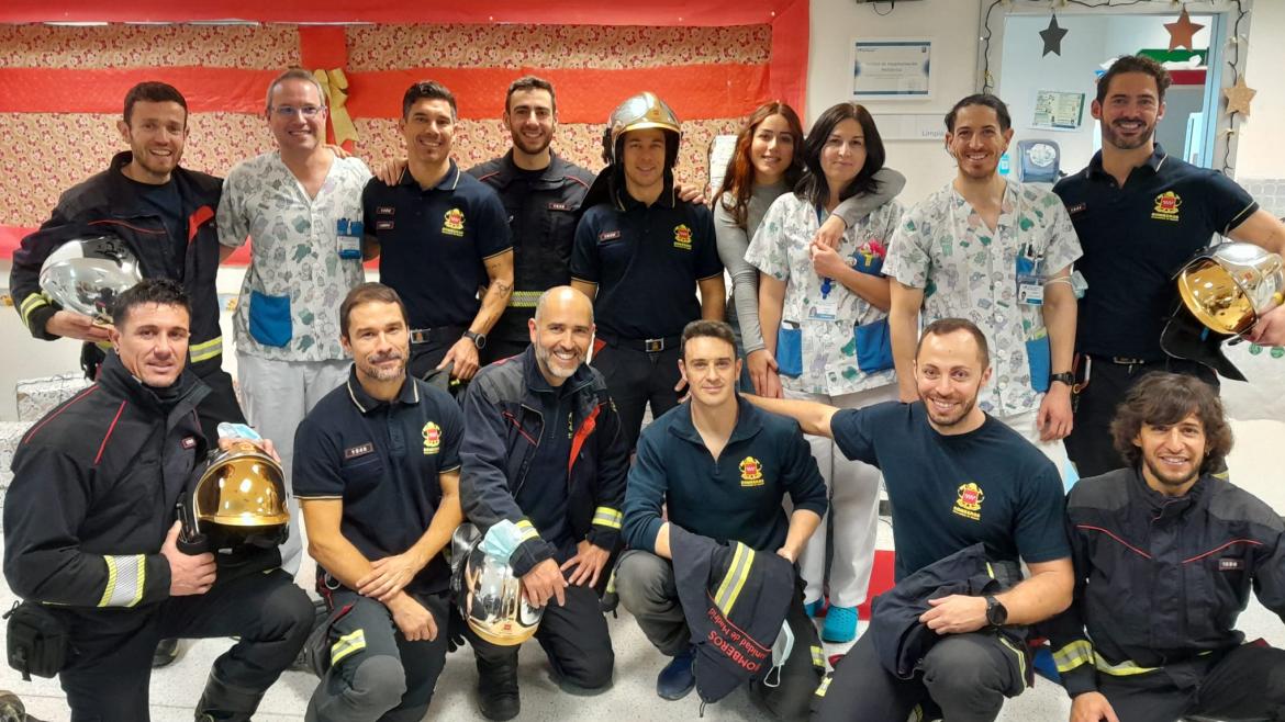 Los niños ingresados en el Hospital del Henares reciben la visita de bomberos de la Comunidad de Madrid del parque de Coslada