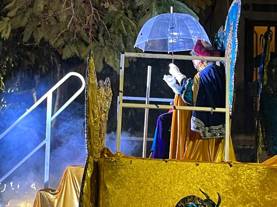 La Cavalcada dels Reis d’Orient supera la pluja per portar la màgia als carrers de Montcada i Reixac