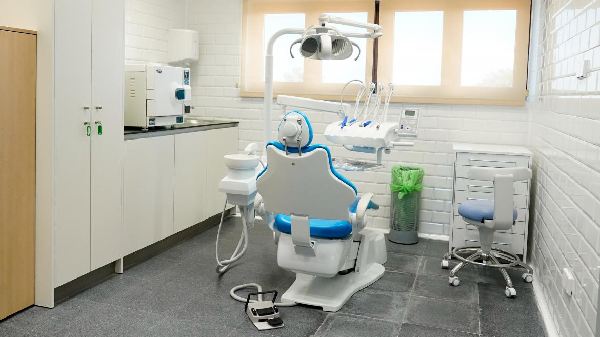 La Comunidad de Madrid aprueba 16 millones para sufragar prótesis bucodentales y tratamientos de caries a los mayores de 80 años