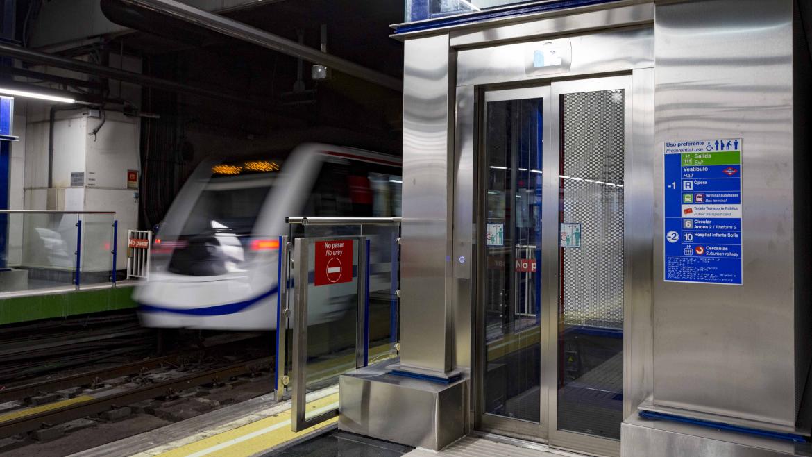 La Comunidad de Madrid invierte más de 6 millones en los 565 ascensores de la red de Metro para garantizar la accesibilidad de las estaciones