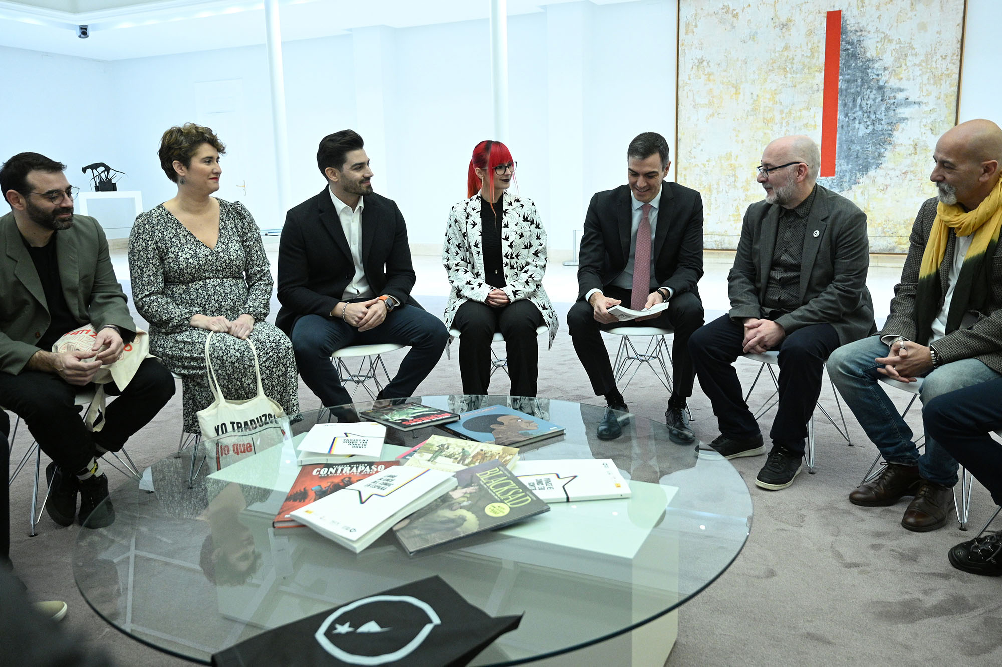 La Moncloa. 19/01/2024. El presidente el Gobierno recibe el Libro Blanco del Cómic en La Moncloa [Presidente/Actividad]