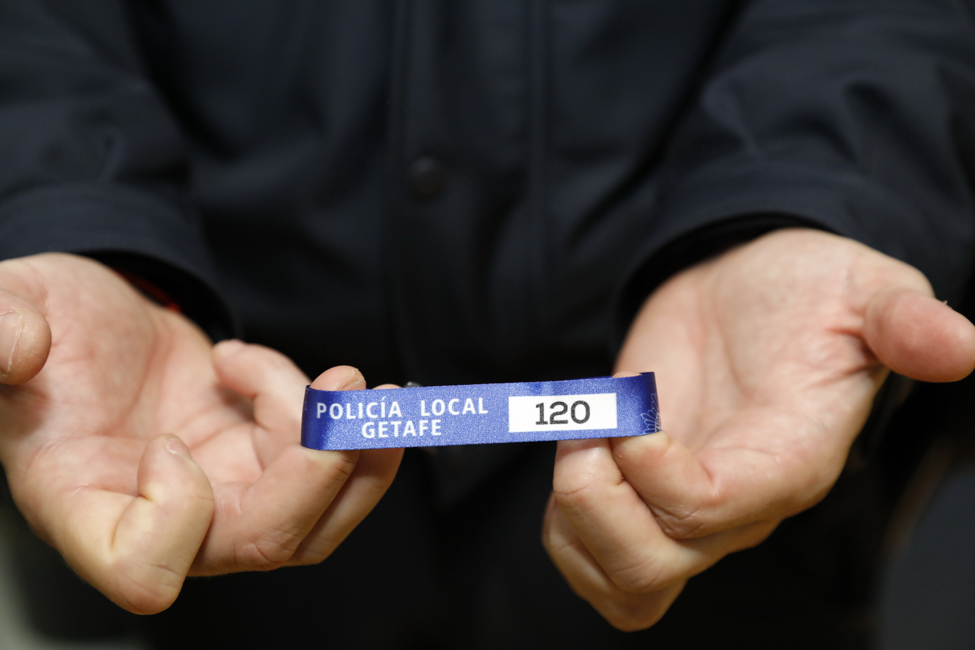 La alcaldesa ha entregado 40 nuevas pulseras TEA a niños de Getafe