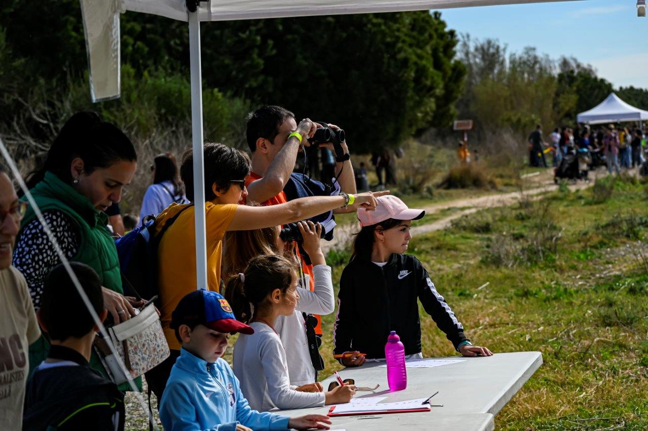 La primera visita al río Llobregat de 2024 incluye una recogida de residuos