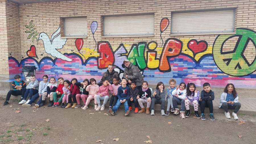 Les escoles Font Freda i Mitja Costa pinten murals a favor de la pau