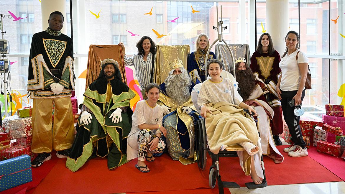 Los Reyes Magos reparten ilusión y regalos en el Hospital Materno-Infantil Gregorio Marañón