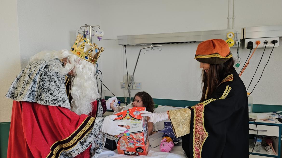 Los niños ingresados en el Hospital 12 de Octubre reciben la visita de Sus Majestades los Reyes Magos de Oriente