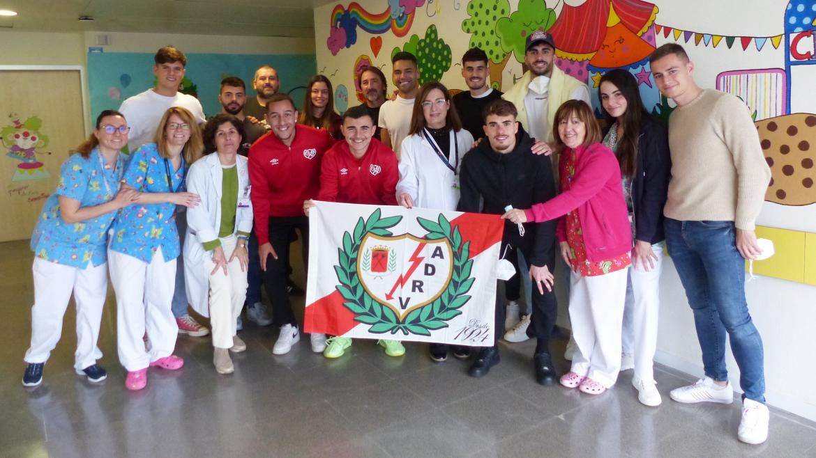 Los niños ingresados en el Hospital Universitario Infanta Leonor reciben la vista de los jugadores del Rayo Vallecano