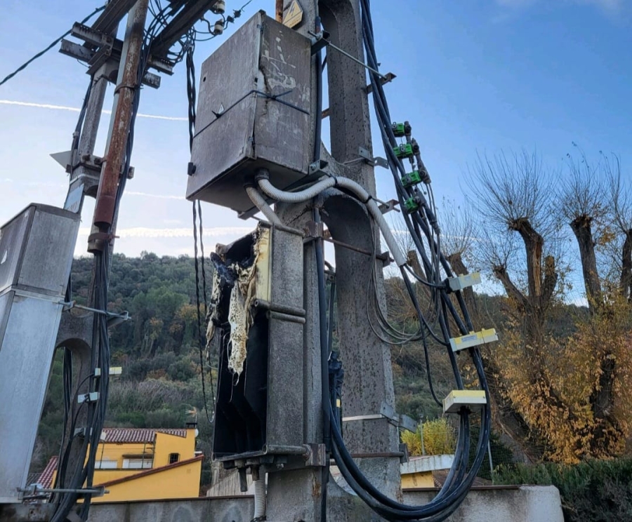 Treballs per solucionar l’avaria a l’enllumenat públic a Terra Nostra