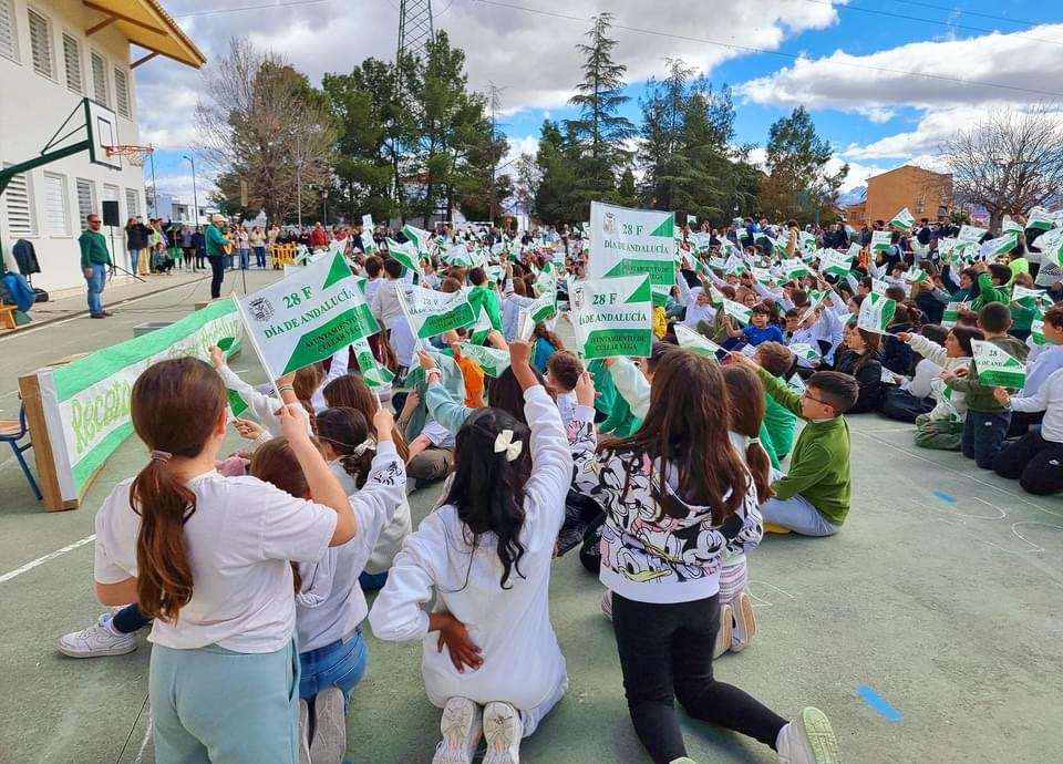 Cúllar Vega invita a sus más de 900 escolares a un desayuno saludable con motivo del Día de Andalucía