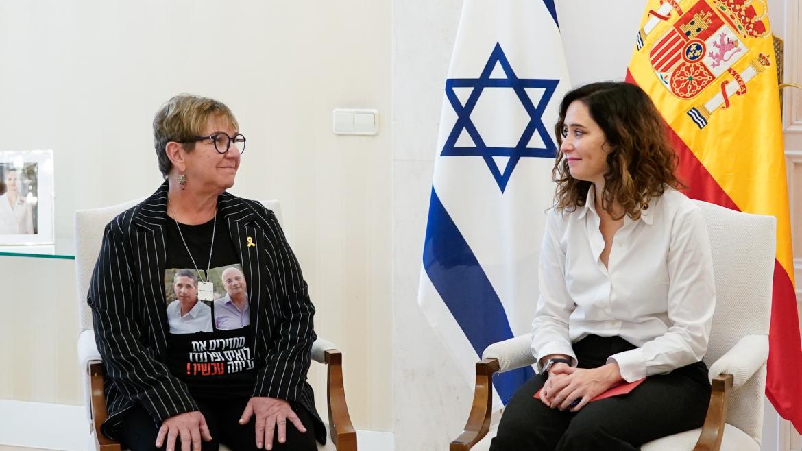 Díaz Ayuso traslada a los familiares de los israelíes secuestrados por Hamás su deseo de que pronto puedan reencontrarse