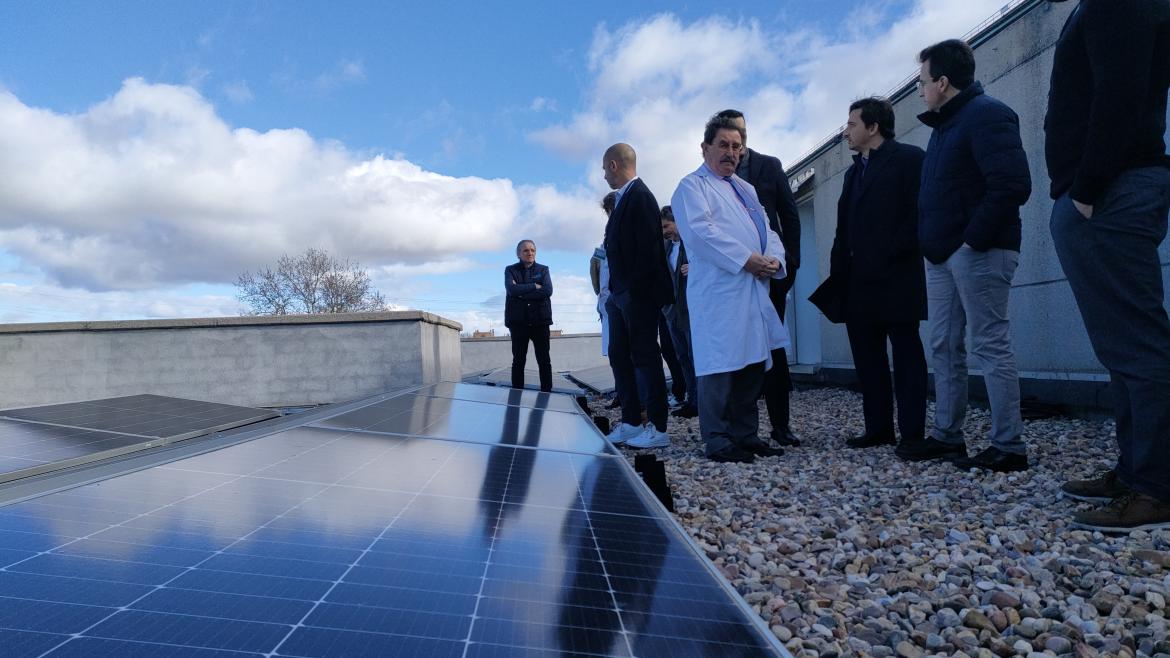 El Hospital Severo Ochoa recibe la visita del alcalde de Leganés para conocer el funcionamiento de las placas fotovoltaicas
