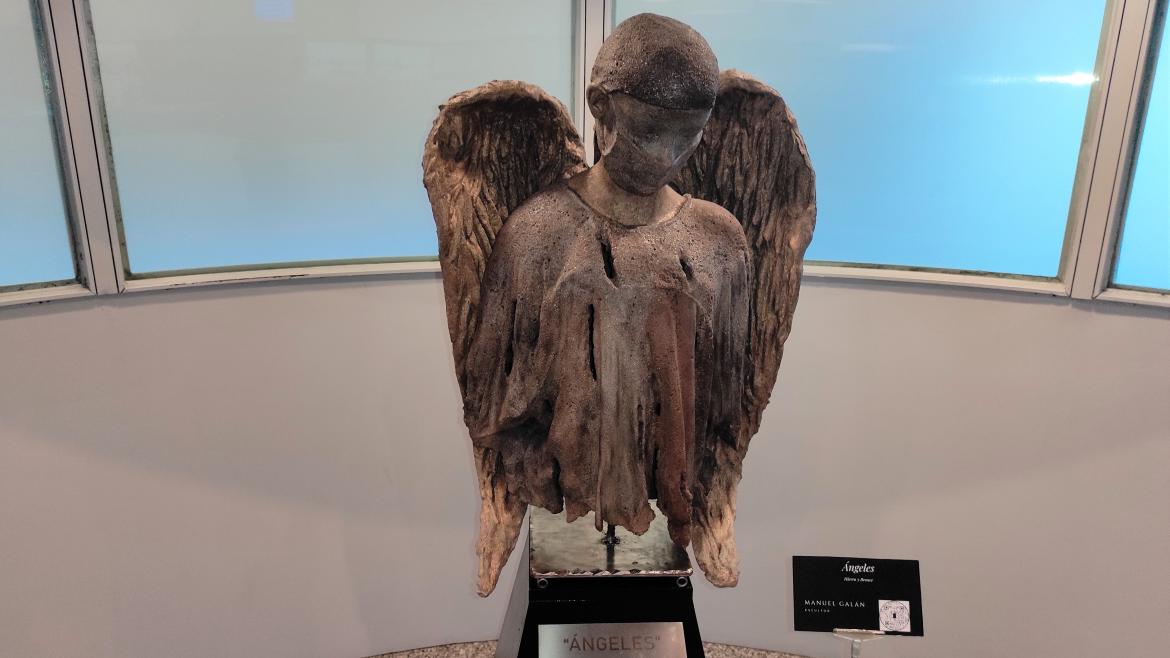 El Hospital Universitario de Fuenlabrada expone una escultura dedicada al personal sanitario