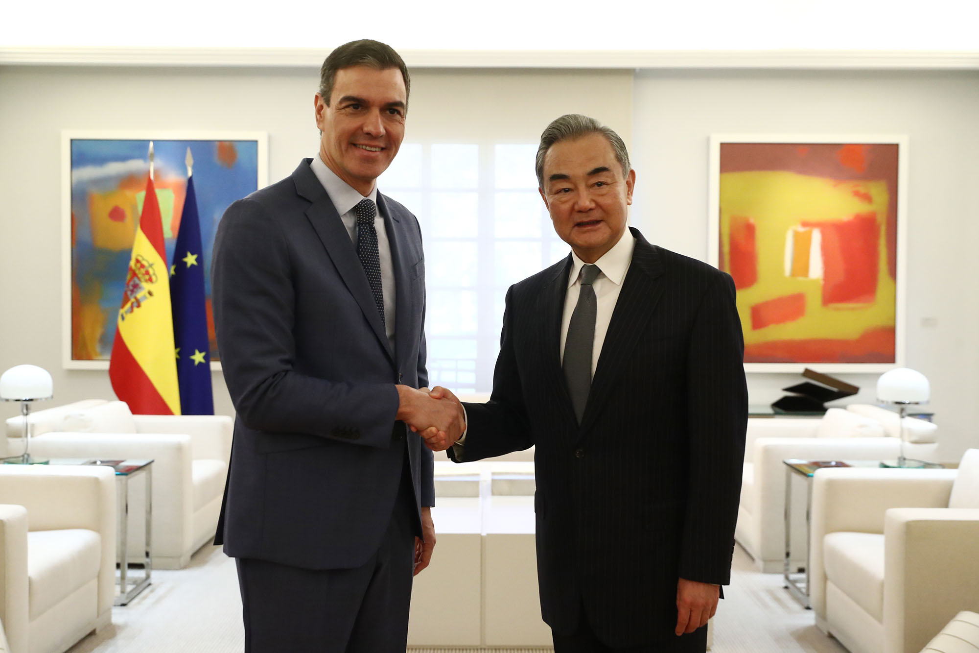 La Moncloa. 19/02/2024. El presidente del Gobierno recibe al ministro de Asuntos Exteriores de China [Presidente/Actividad]