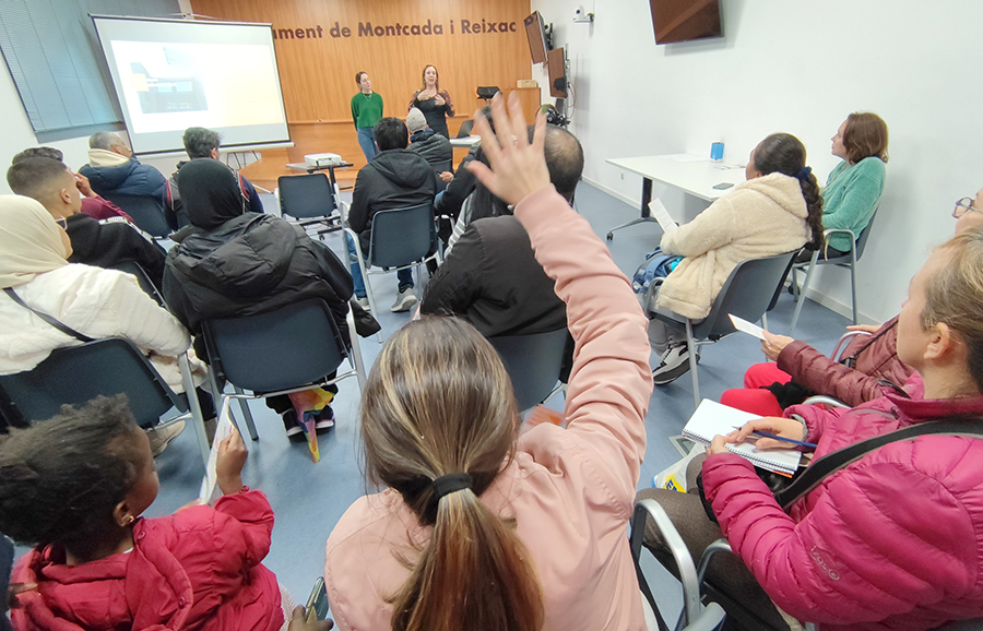 Les sessions de benvinguda donen suport a les persones nouvingudes en el coneixement del municipi