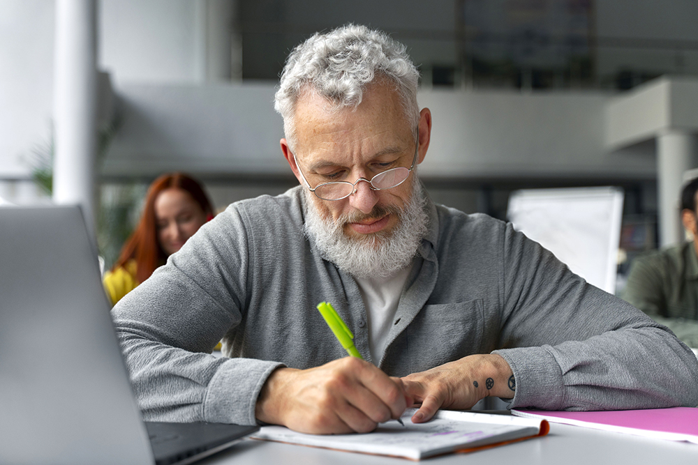 Taller d’escriptura sobre el microrelat per a persones a partir de 60 anys