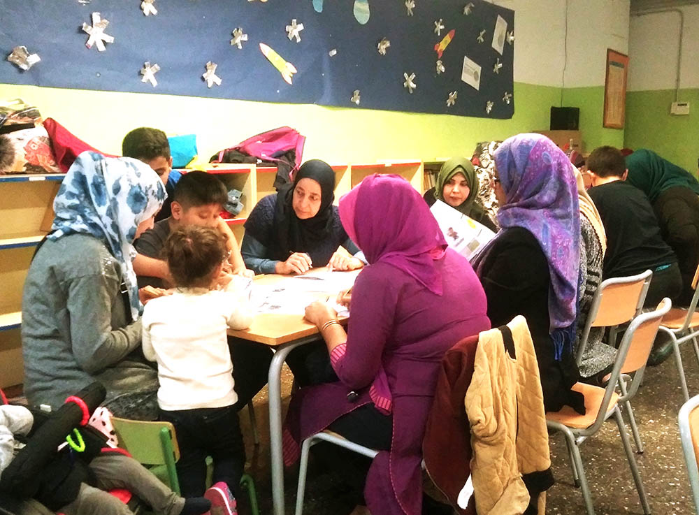 Viu la Ribera! ofereix un programa per millorar la comunicació entre famílies migrades i els centres educatius