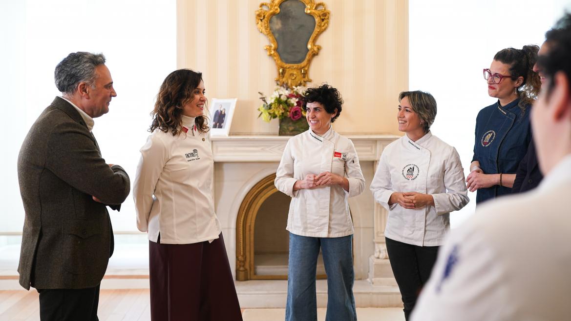 Díaz Ayuso, distinguida con la chaquetilla de Embajadora de la Mujer en la Gastronomía
