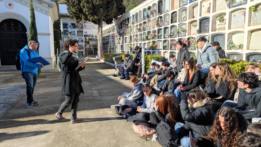 L’Arxiu Municipal ofereix als centres educatius una visita guiada al cementiri per parlar de la Guerra Civil