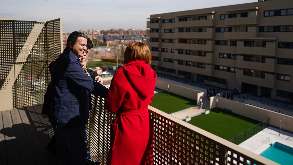 La Comunidad de Madrid entrega en Alcorcón las llaves de las primeras 140 viviendas de alquiler a precio asequible del Plan Vive