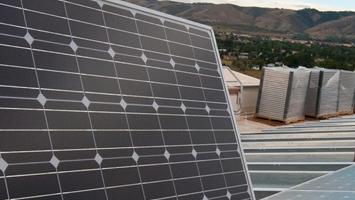La Comunidad instalará paneles fotovoltaicos en dos edificios de Madrid y Fuenlabrada para reducir un 45% su consumo energético