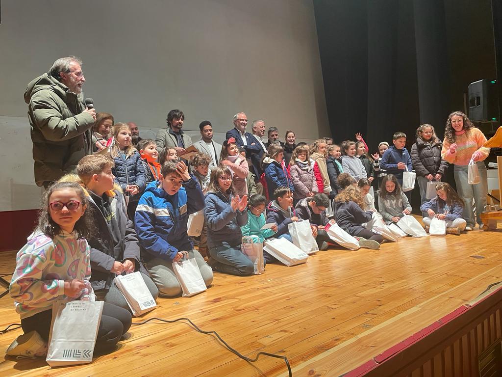 Máis de mil estudantes de lingua galega danse cita en Cacabelos para celebrar o Día do Galego no Bierzo