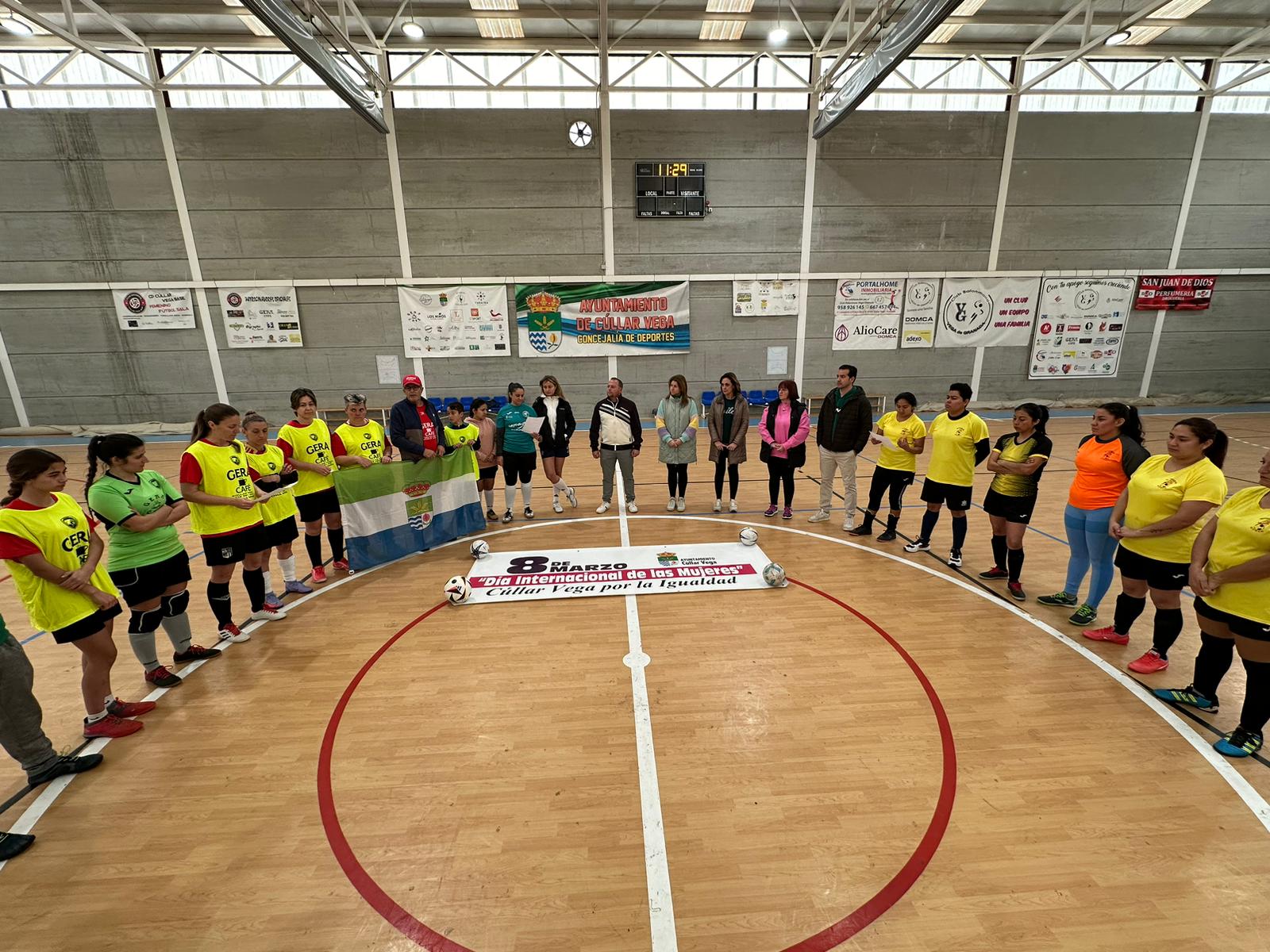 Medio centenar de mujeres participan en una jornada de fútbol sala femenino por la Igualdad en Cúllar Vega