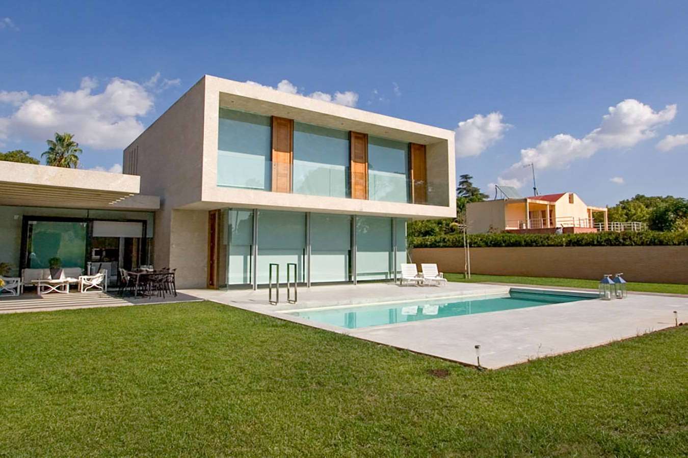 La inmobiliaria en Sitges La Clau Élite ofrece distintos servicios bajo un enfoque de luxury total