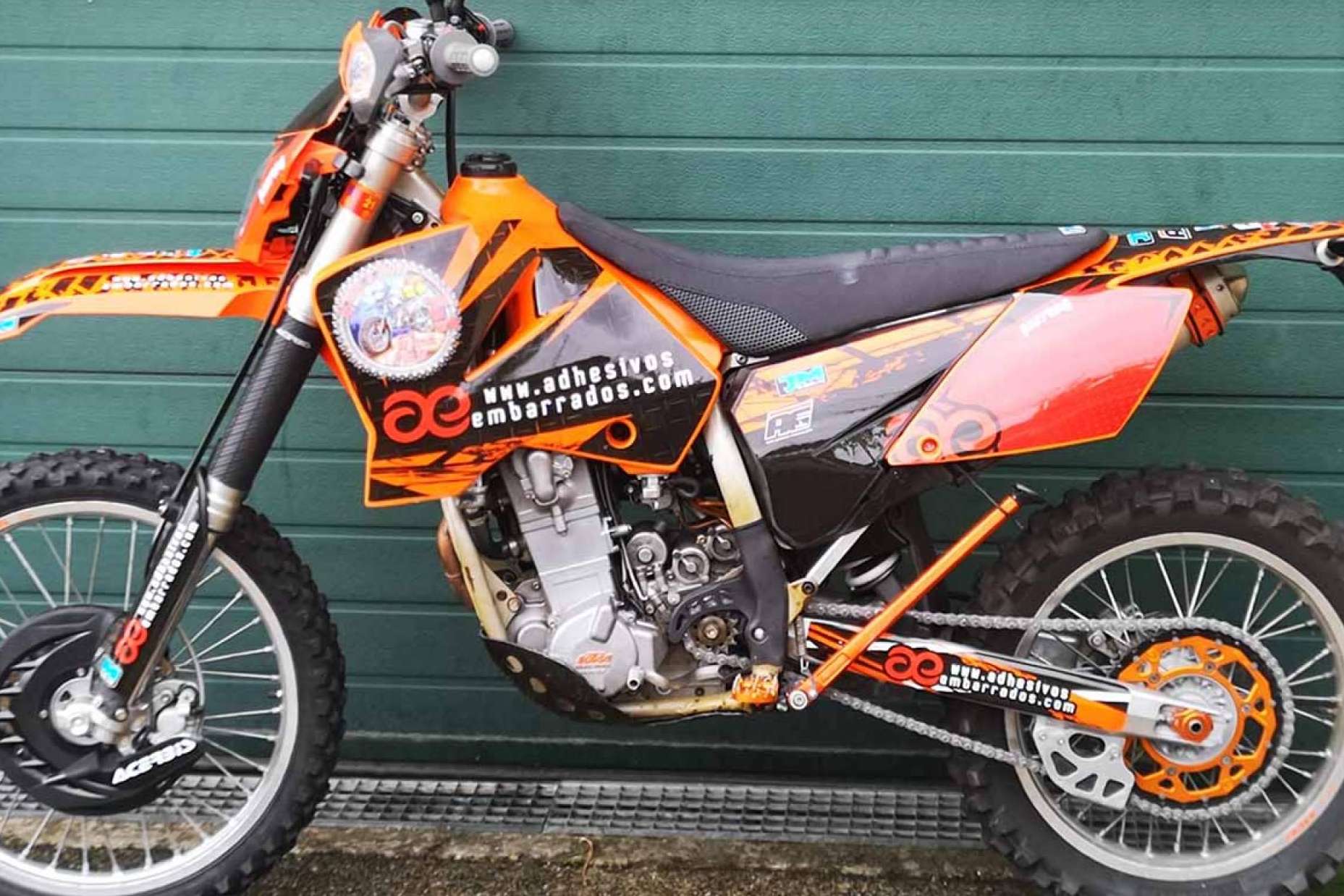 ADHESIVOSEMBARRADOS facilita un diseño personalizado de pegatinas para motos offroad