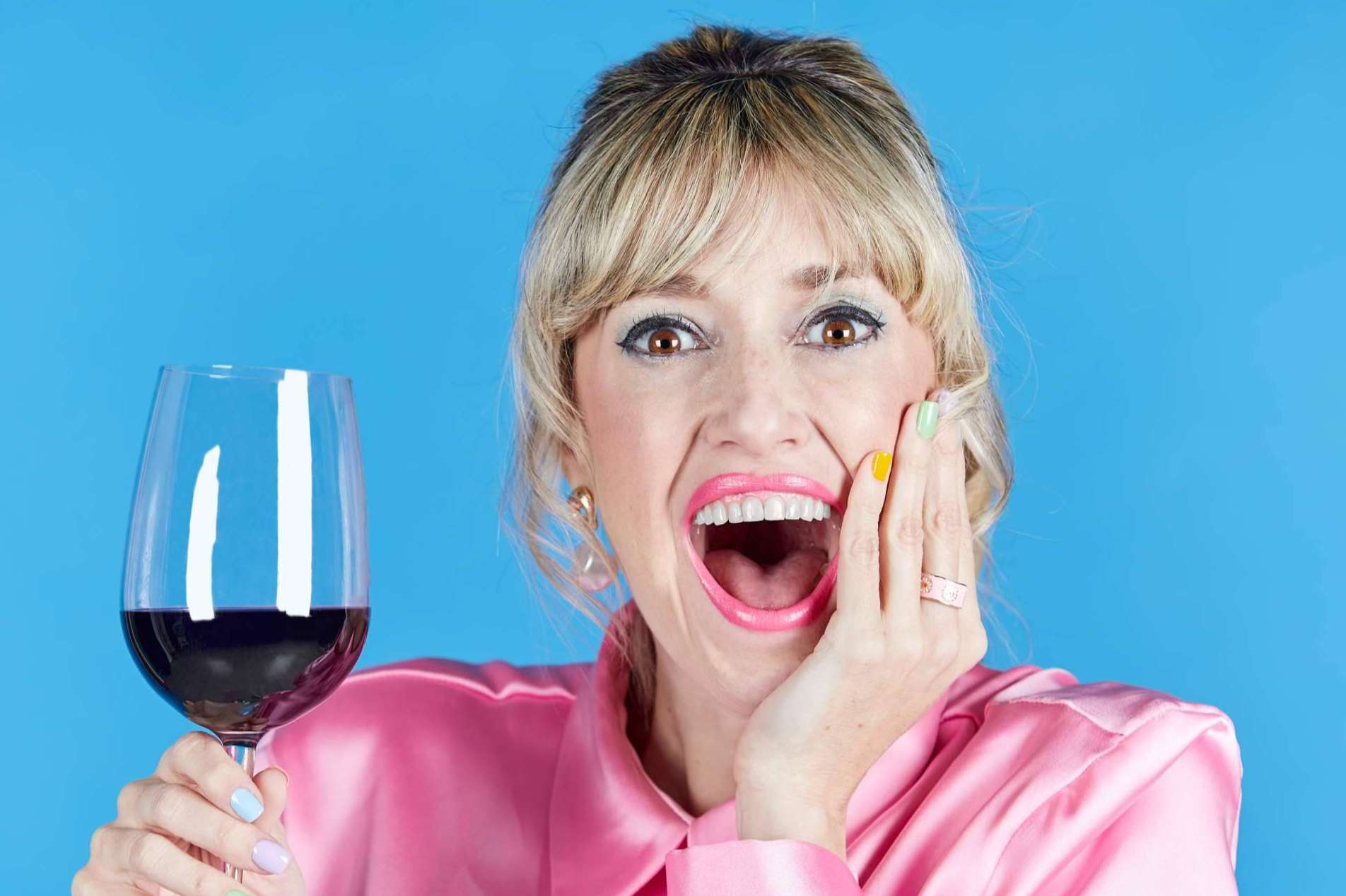 Risas y vinos; el plan ideal de Wine Up Comedy