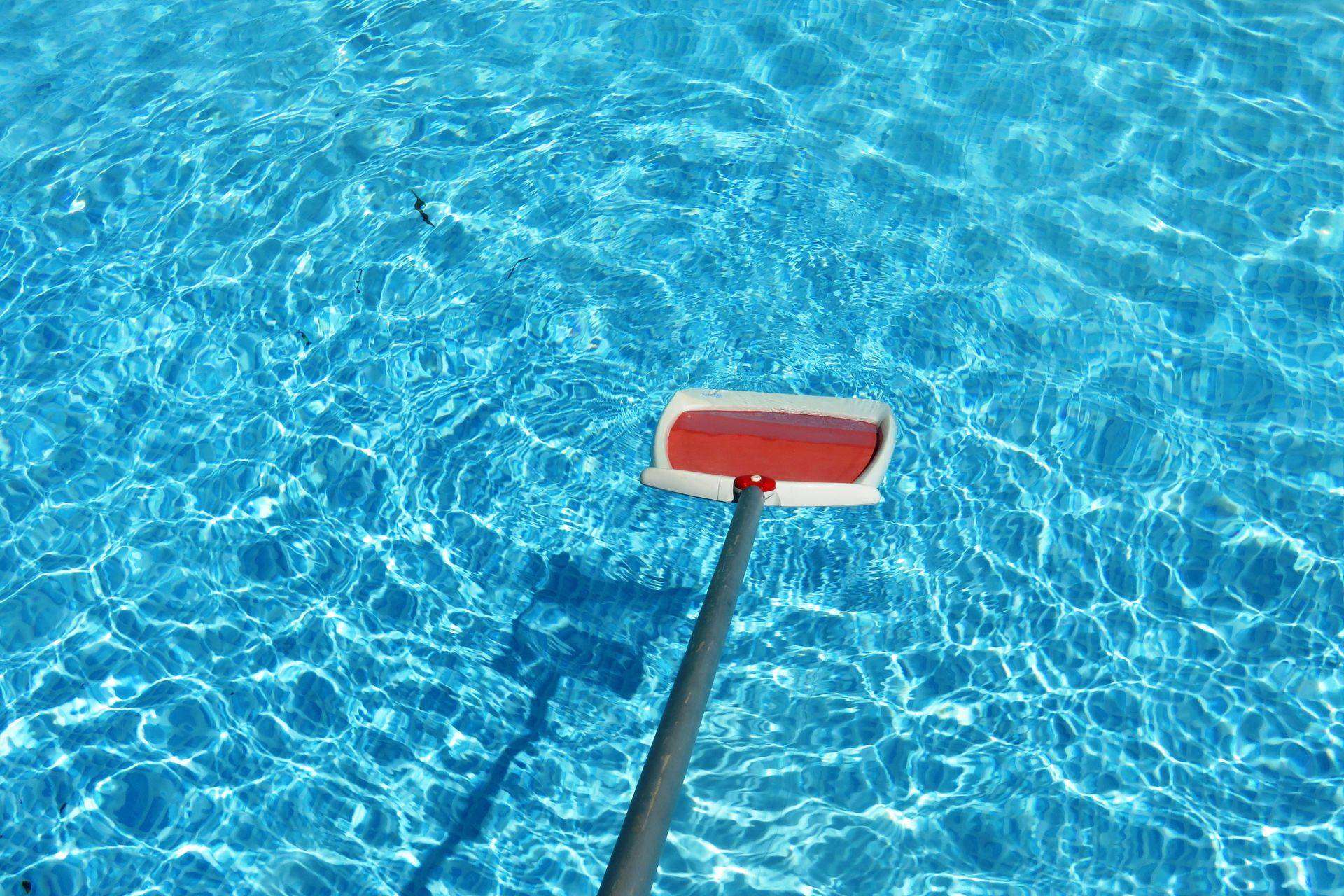 Trucos para mantener el agua de la piscina limpia sin vaciarla