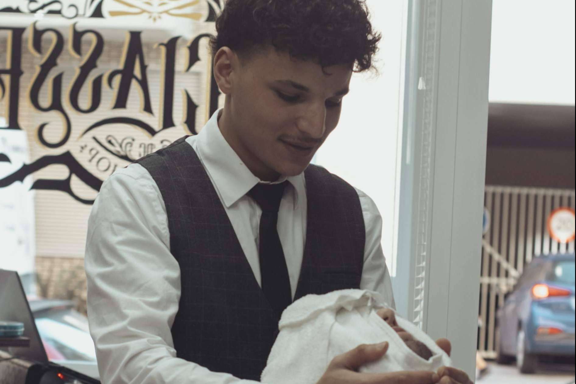 Yassine Revoluciona el Cuidado Masculino en El Cañaveral con Barbería Di Classe