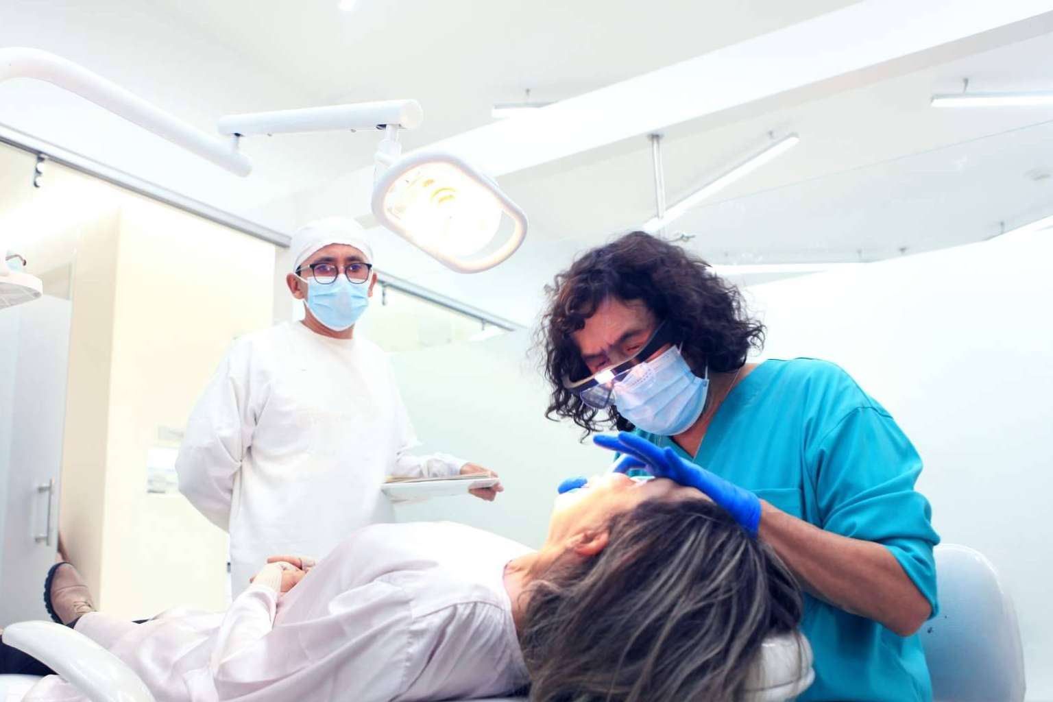 Diagnóstico y tratamiento personalizado para el diseño de sonrisa en las clínicas del Dr. Marlon Becerra