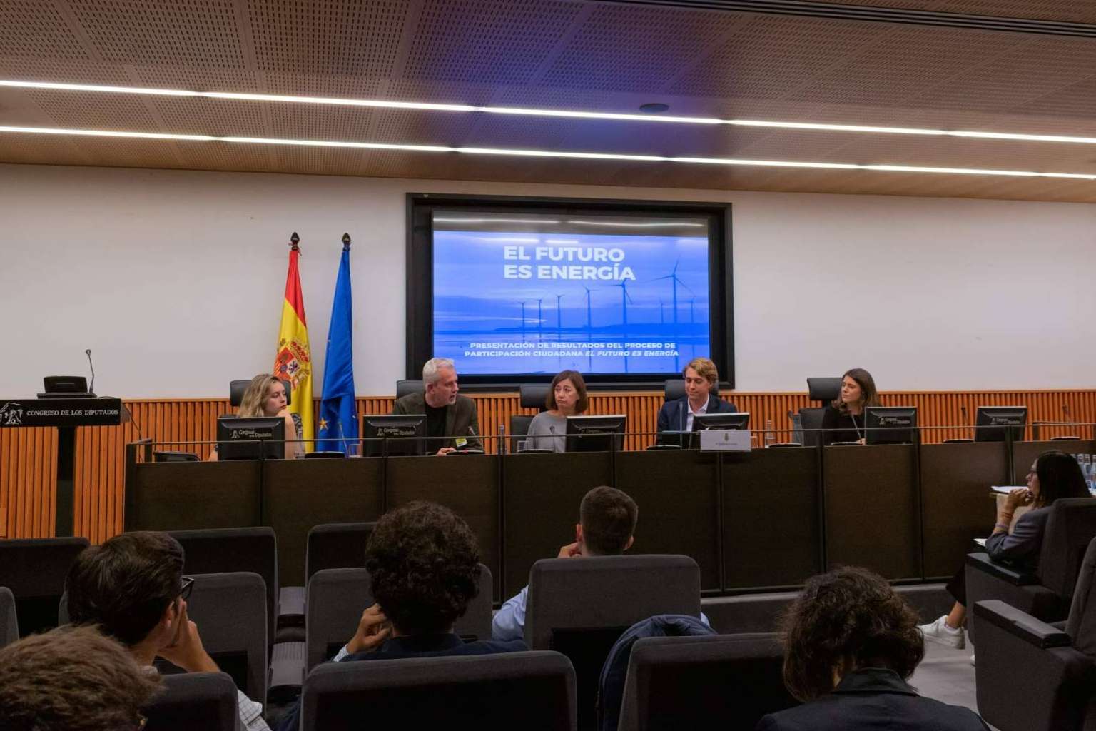 La mayoría de los jóvenes considera vital acelerar la transición energética ante la crisis climática