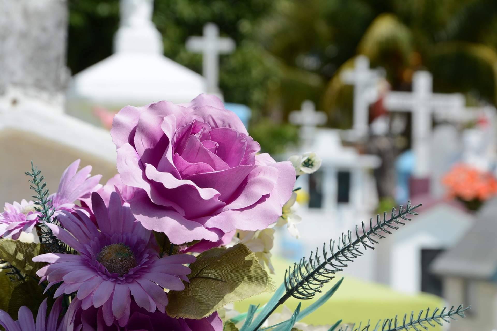 Guía completa para planificar un funeral; pasos para organizar un entierro