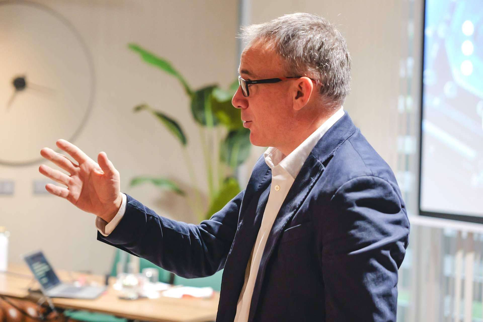 '¿Hacemos comunicación? Sí ¿Cómo lo hacemos? Adaptándola a los clientes'