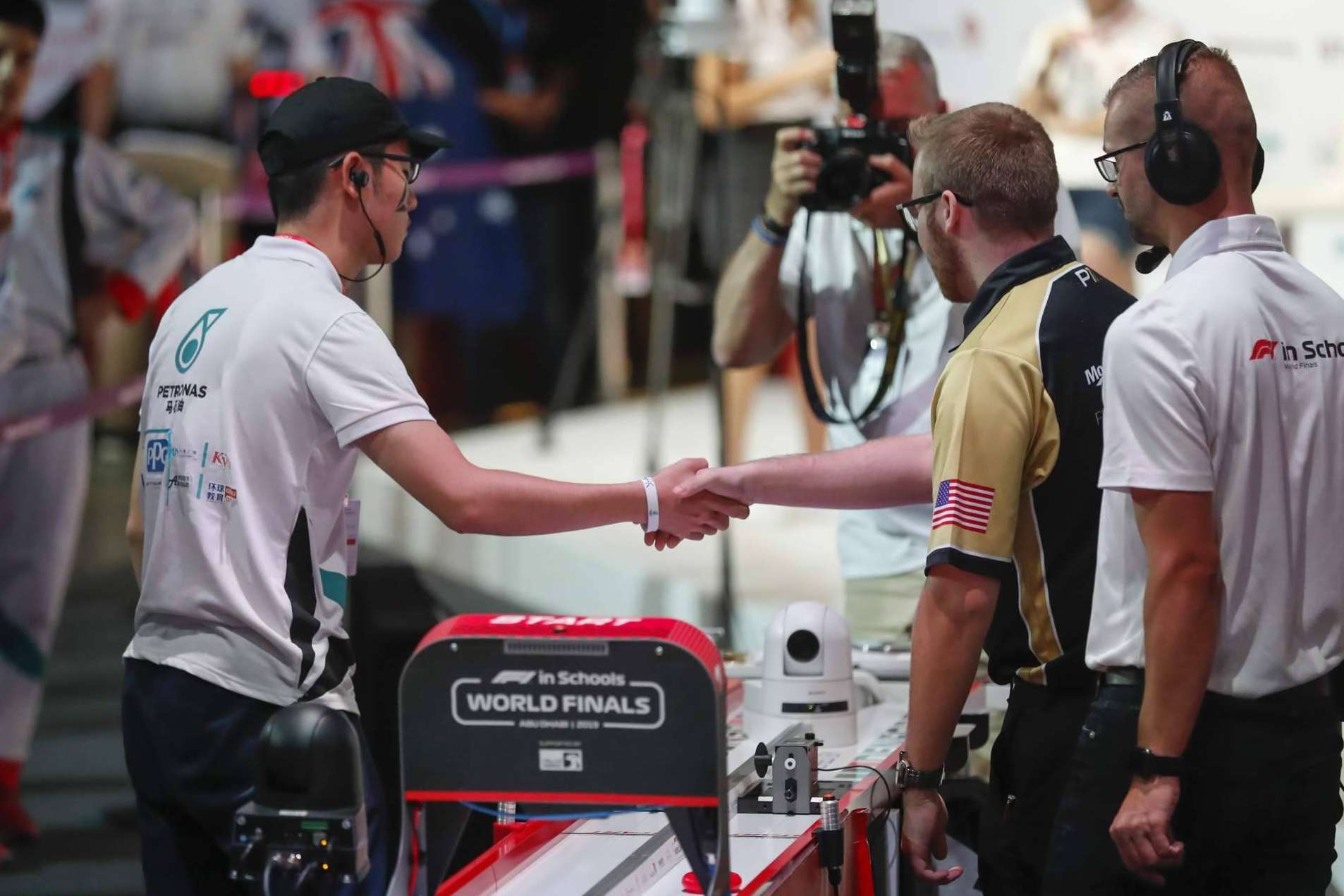 Nueva alianza entre Attendo y F1 in Schools para fomentar innovación y trabajo en equipo