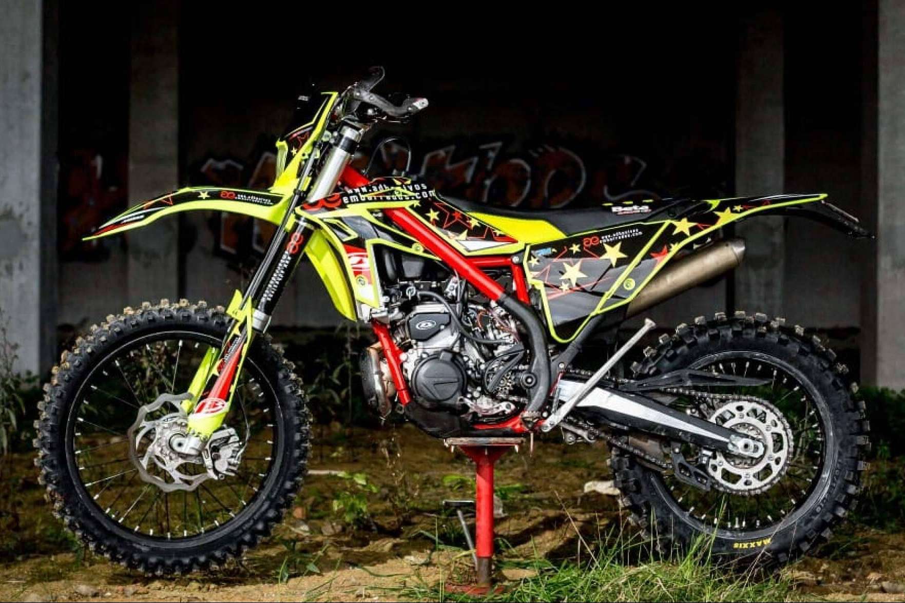 Nuevas pegatinas para moto de ADHESIVOSEMBARRADOS, resistencia extrema y personalización total