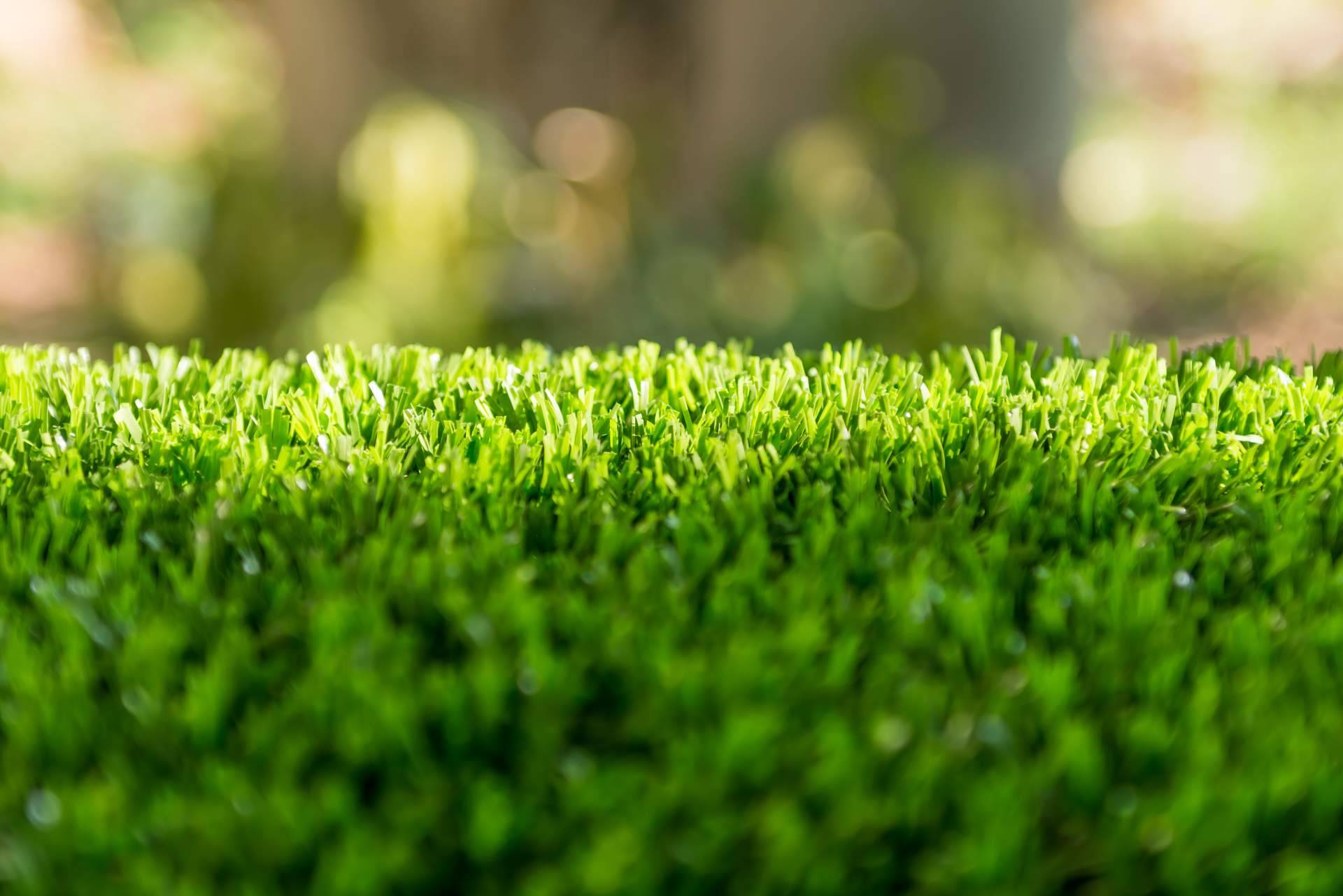 Comportamiento del césped artificial ante el calor y el frío; guía práctica