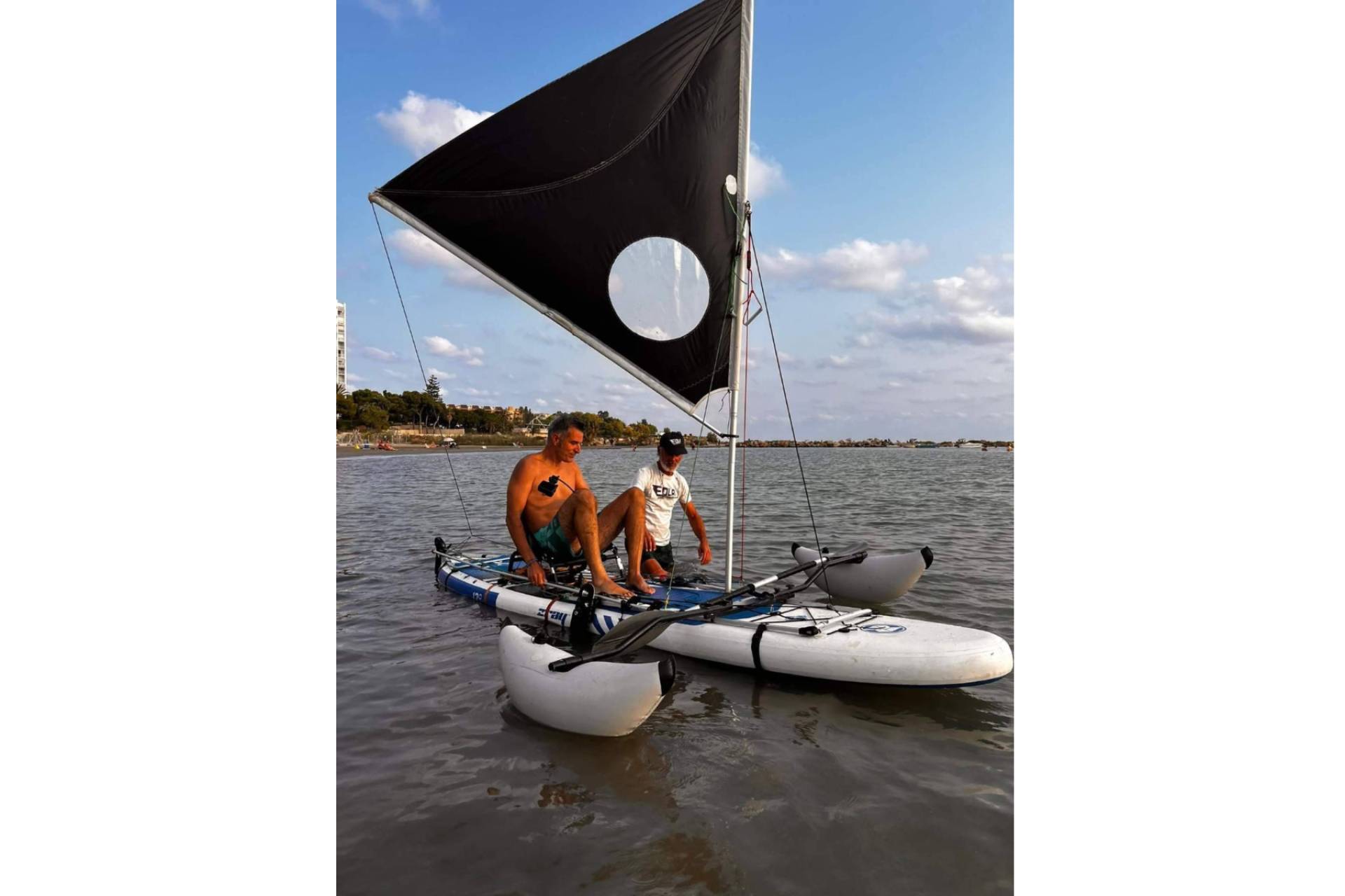 EOLA impulsa la práctica de deportes náuticos con su innovador sistema de vela para kayaks y paddle surf