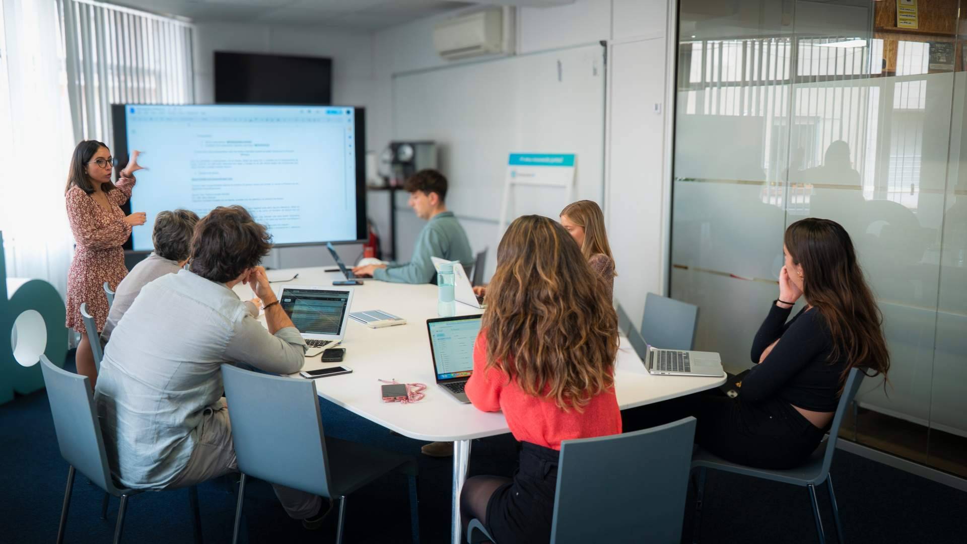 Por qué ser creador de contenido es la nueva profesión digital en España; claves del informe 2026