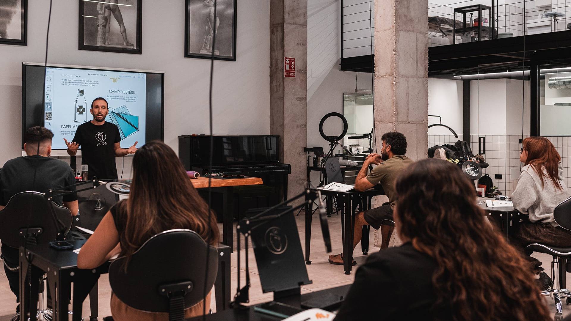 Por qué aprender a tatuar requiere práctica real en un curso presencial