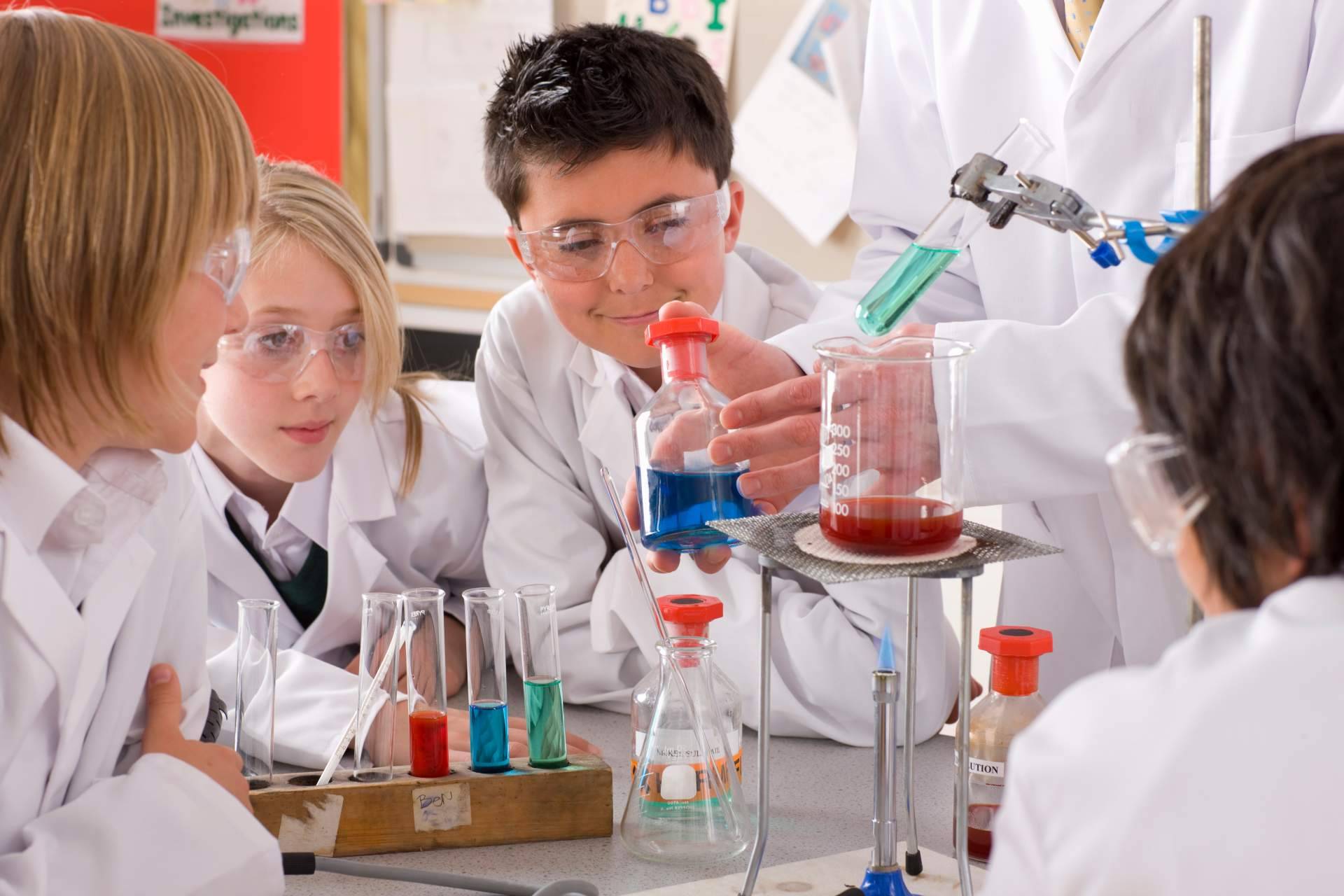 La ciencia se consolida en las aulas a través del material de laboratorio escolar de Pidiscat
